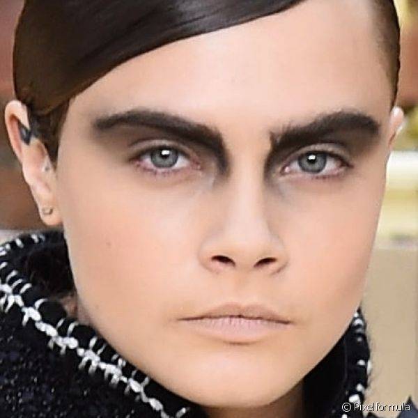 No desfile da Chanel as modelos usaram duas makes diferentes: uma que levava a sombra preta at? as sobrancelhas e a outra que delineava os olhos em um formato gr?fico